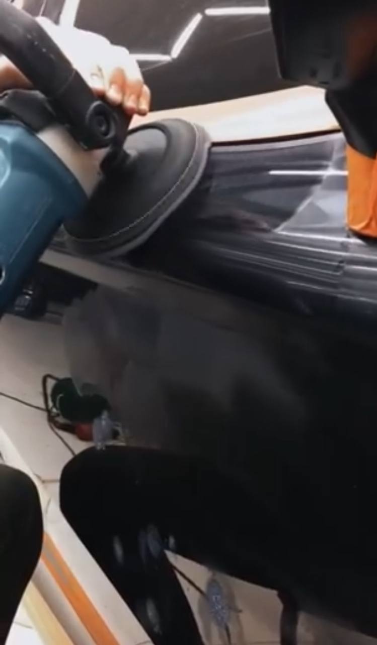 процес полірування авто